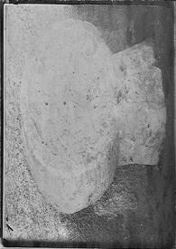 Fotografía (ampliada) de una estela con inscripción que representa un jinete en relieve.
