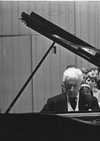 Arthur Rubinstein en el escenario durante el recital que ofreció en Newark (Nueva Jersey)