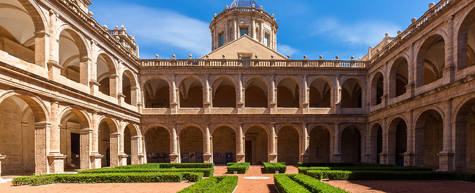 Imatge fotogràfica del claustre del monestir de Sant Miquel dels Reis, seu de l'Acadèmia València de la Llengua