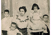 Fotografía de Adelina Gurrea Monasterio con su madre, Ramona   Monasterio Pozo, con sus hermanos Ricardo, Carlos y Luis, hacia 1903.