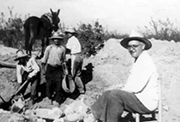 Alejandro Ramos Folqués excavando en La Alcudia (Elche) hacia 1948.