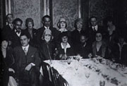 Reunión de escritores en 1927: Baldomero Fernández Moreno, Alberto   Hidalgo, Luis Cané, Emilia Bertolé y Alfonsina Storni. A la cabecera,   Horacio Quiroga