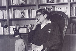 Alfredo Bryce Echenique en su sillón Voltaire 