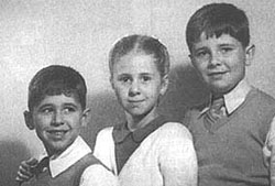 Retrato de familia. Alfredo, a la izquierda, a la edad de siete años junto a sus hermanos, Eduardo y Clementina, Lima, 1946