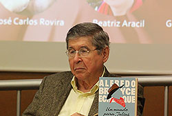 Alfredo Bryce Echenique durante la rueda de prensa del homenaje por los 50 años de la publicación de <em>Un mundo para Julius</em> en Alicante