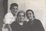 Junto a su madre María Muñiz y su hermana Maruja (1934).
