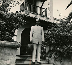 Camilo José Cela en Port de Pollença, 1954 (Fuente: Fundación Pública Gallega Camilo José Cela. Localización: Biblioteca Virtual del Patrimonio Bibliográfico).