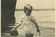 Camilo José Cela niño en la playa de Barcelona, 1920 (Fuente: Fundación Pública Gallega Camilo José Cela. Localización: Biblioteca Virtual del Patrimonio Bibliográfico).