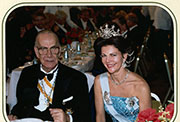 Camilo José Cela con S. M. la Reina Silvia de Suecia en los Premios Nobel, 1989 (Fuente: Fundación Pública Gallega Camilo José Cela. Localización: Biblioteca Virtual del Patrimonio Bibliográfico).