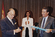 Camilo José Cela recibiendo la Medalla de Oro Picasso de la UNESCO, 1994 (Fuente: Fundación Pública Gallega Camilo José Cela. Localización: Biblioteca Virtual del Patrimonio Bibliográfico).