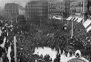 El entierro de Galdós a su paso por la Puerta del Sol. Foto: Salazar.