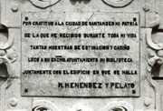 Placa conmemorativa en la fachada de la Biblioteca de Menéndez Pelayo.