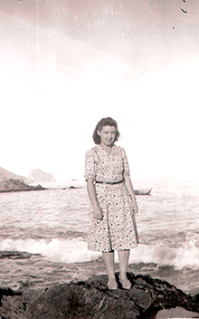 Carmelina Sánchez-Cutillas a la platja d'Altea. (Foto de l'arxiu familiar).