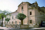 Medina del Campo. Fachada principal del Hospital Simón Ruiz, con la iglesia del conjunto en primer término.