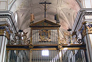 Reja del crucero de la iglesia del Hospital Simón Ruiz en   Medina del Campo. En lo alto, calvario y escudo de armas de Simón Ruiz. García y Matías Ruiz, 1599. Hierro forjado y policromado (1614).