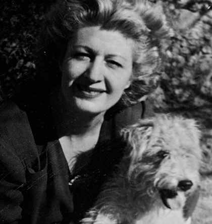 Retrato en color sepia de Elisabeth Mulder con su perro a finales de la década de 1940.
