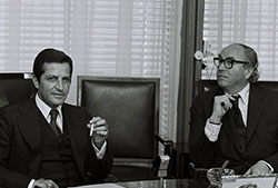 Adolfo Suárez (Cebreros [Ávila], 1932 - Madrid, 2014), Presidente del Gobierno, con Roy Jenkins, presidente de la Comisión Europea, en el marco de un viaje del Presidente por 9 capitales europeas en julio de 1977, como parte del proceso de negociación para la integración española en Europa.