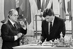 Felipe González, presidente del Gobierno español, con Fernando Morán, ministro de Asuntos Exteriores, firman el Tratado de Adhesión de España a la Comunidad Económica Europea, en el Palacio Real de Madrid, 12 de junio de 1985.