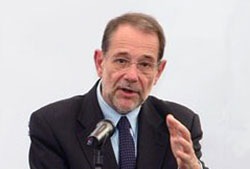 Javier Solana (Madrid, 1942) accede a la Secretaría General de la OTAN el 5 de diciembre de 1995 y permanece en el cargo hasta el 6 de octubre de 1999. Es el único español que ha ostentado el cargo hasta este momento.