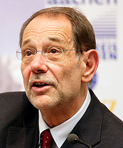 Javier Solana (Madrid, 1942). Físico, Alto Representante del Consejo de la Unión Europea para la Política Exterior de la Unión Europea entre octubre de 1999 y noviembre de 2009. Ha sido Secretario General de la OTAN (1995-1999) y Ministro de Asuntos Exteriores (1992-1995), Educación y Ciencia (1984-1992) y Cultura (1982-1988).