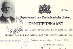 Ficha personal de Rafael Altamira como miembro del Tribunal de Justicia de La Haya (1932).