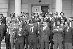 Miembros de la Comisión negociadora que ultimó el Tratado de adhesión de España a la Comunidad Económica Europea. Palacio de La Moncloa, Madrid, 29 de marzo de 1985.