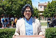 Fernando Iwasaki en el descubrimiento del monolito dedicado a su obra con motivo del III Premio Literario «Villa de Íscar» (Íscar, Valladolid, 2019)
