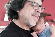 Fernando Iwasaki con su nieto Liam (2020)
