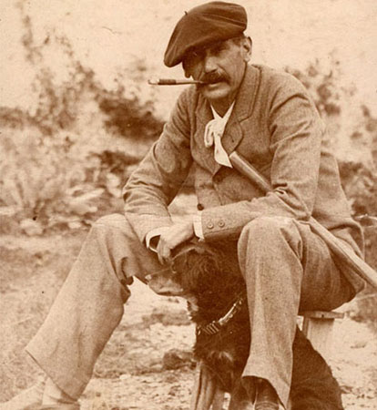 Fotografía de Benito Pérez Galdós en la finca familiar «Los Lirios» sentado con su perro.