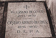 Lápida de la tumba de los hermanos Bécquer en la antigua   capilla de la Universidad de Sevilla. Fotografía de Rafael Montesinos.