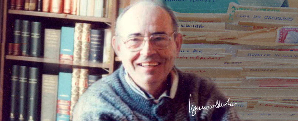Imagen con montaje fotográfico a color de retrato de Ignacio Soldevila en su biblioteca y parte de su archivo personal
