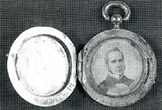 José Mármol, daguerrotipo anterior en su relicario de oro (J. X. Martini (ed.), Los años del daguerrotipo. Primeras fotografías argentinas. 1843-1870, 2009)