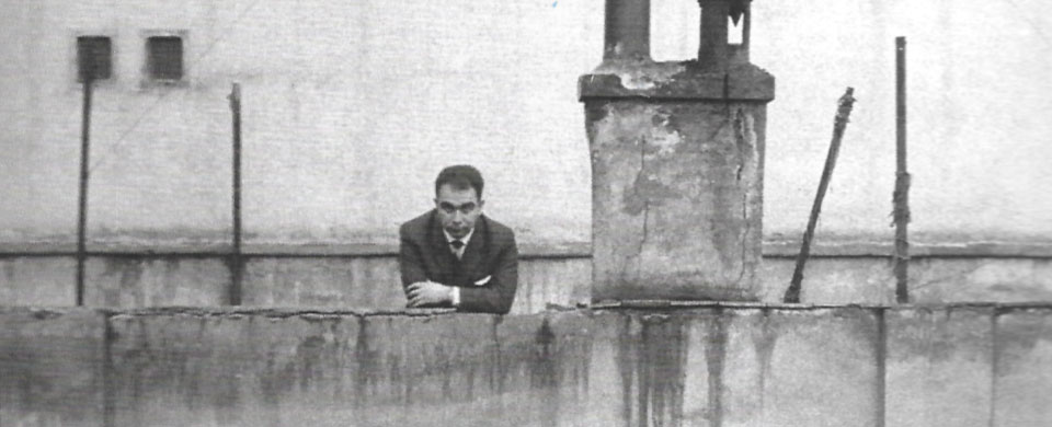 Juan García Hortelano en la calle Princesa. Foto de Ramón Masat