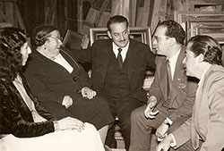 Juan Ramón Masoliver, en el centro, con el pintor Antoni Clavé.