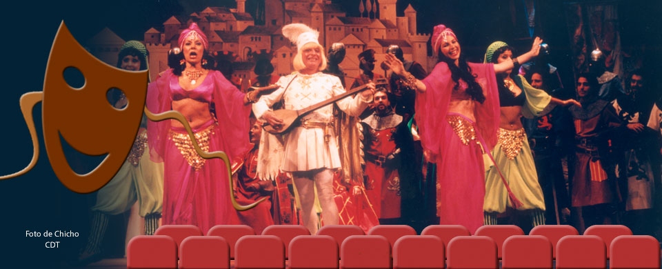 Composición fotográfica compuesta por fotografía de Chicho de una representación teatral con una máscara teatral sonriente a la izquierda y unas butacas al frente.