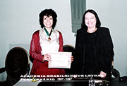 Luisa Valenzuela recibiendo la Medalla Machado de Assis por Nélida Piñón en la Academia Brasileña de Letras
