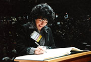 Luisa Valenzuela firmando como miembro de la American Academy of Arts and Sciences
