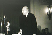 Acto de juramento de Manuel Ugarte como embajador argentino en México en 1946 (Fuente: Archivo General de la Nación, Argentina, Departamento de documentos de Cine, Audio y Vídeo)