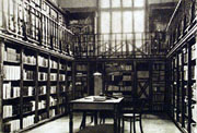 Antigua sala de lectura en la biblioteca de Marcelino Menéndez Pelayo.