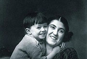 Mario Benedetti con su madre, Matilde Farrugia