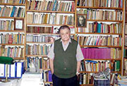 Mario Benedetti en su biblioteca