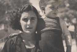 Josefina Manresa con su hijo Manolillo.