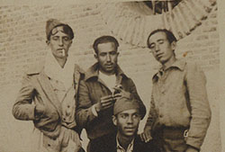 Miguel Hernández con milicianos.