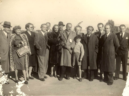 Nicolás Guillén con Rafael Alberti y Mª Teresa León en el recibimiento a Pablo Neruda en Buenos Aires (1949).
