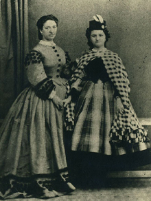  Amalia de la Rúa-Figueroa y su hija Emilia Pardo Bazán, c. 1863 (Fuente: Galiciana: Biblioteca Dixital de Galicia).