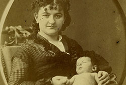 Retrato de Emilia Pardo Bazán con un bebé en el regazo, c. 1876-1800 (Fuente: Galiciana. Arquivo Dixital de Galicia).