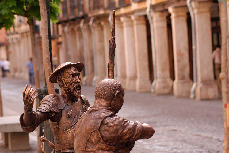 Estatua de don Quijote y Sancho en la Casa Natal de Cervantes.
