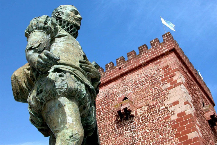 Estatua de Cervantes de Teresa Guerrero y Javier Martínez.