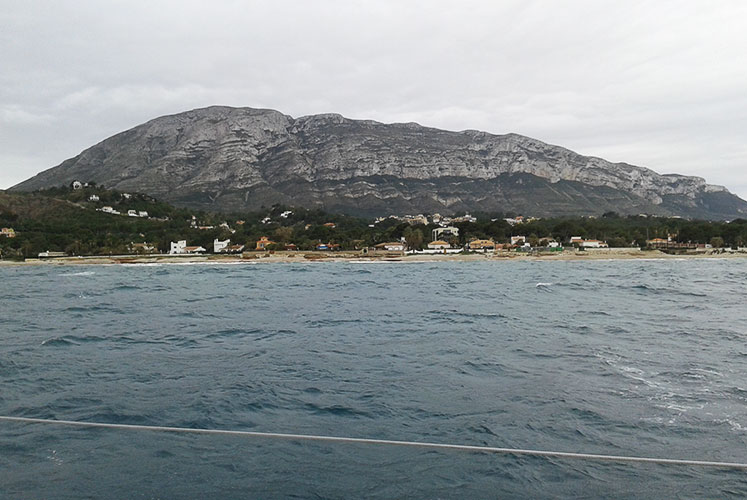 Vista del Macizo del Montgó desde el mar en invierno.