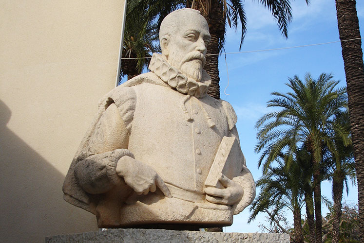 Estatua de Miguel Cervantes en la Explanada de Cervantes.